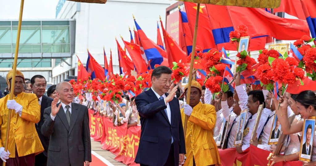 Xi Jinping își continuă turneul în Asia de Sud-Est: A călătorit în Cambodgia pentru a contracara taxele impuse de Trump.