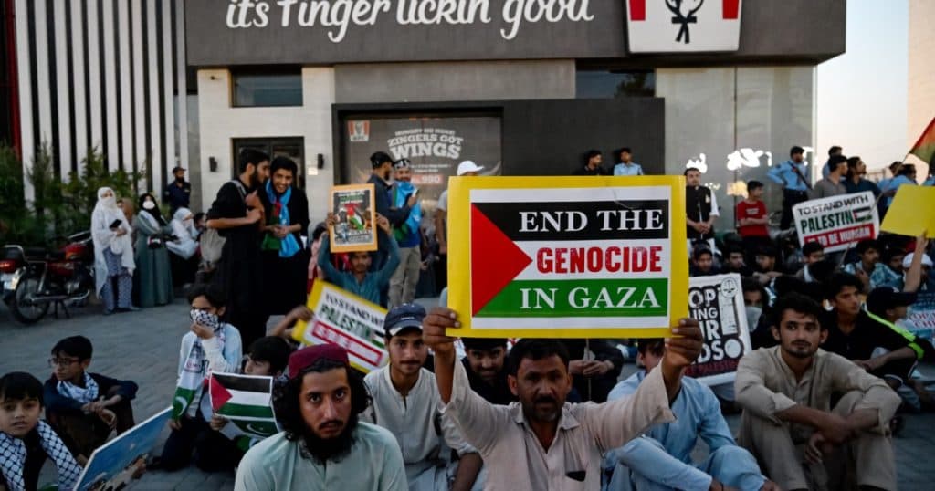Zeci de persoane au fost arestate în Pakistan după atacurile asupra restaurantelor KFC, iar protestele sunt legate de situația din Gaza.