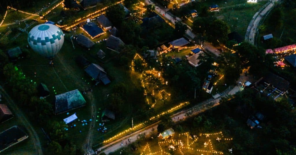 7 motive să participi între 6 și 8 iunie la Jazz in the Park în Cluj. Spațiul ideal pentru relaxare, descoperire și conexiune.