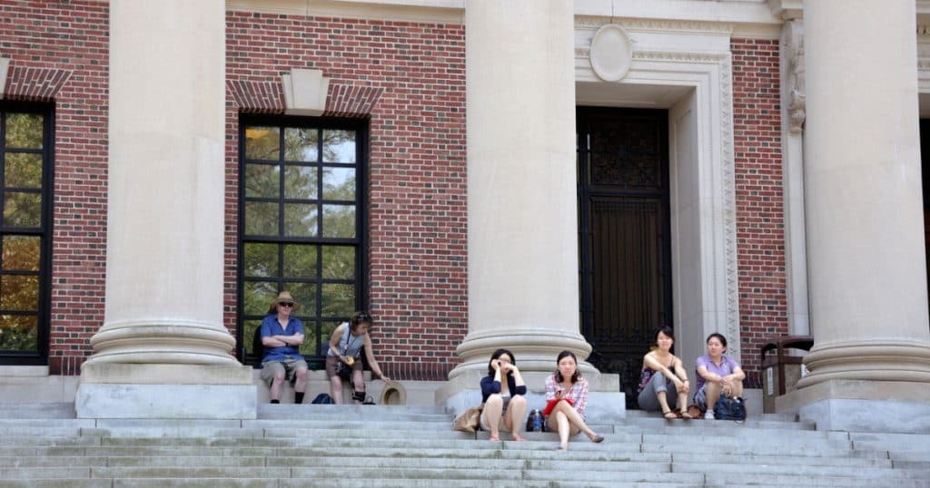 Administrația Trump oprește Harvardul să mai accepte studenți internaționali.