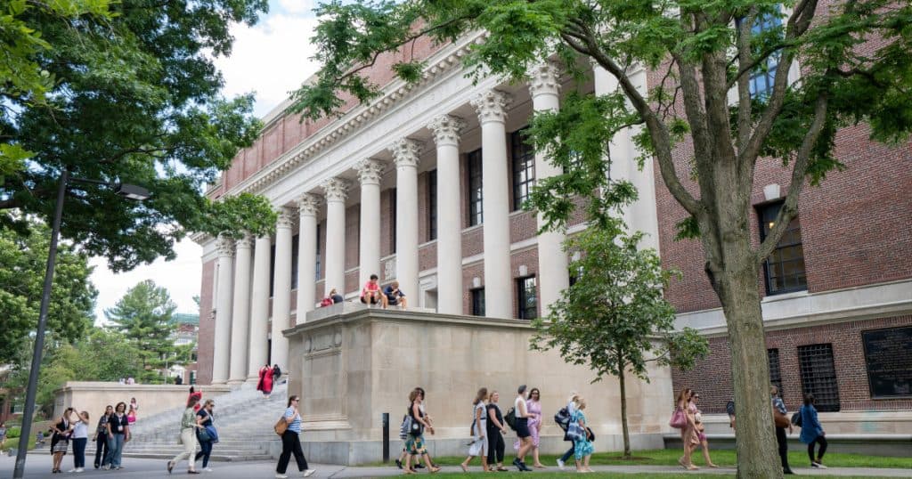 Administrația Trump reduce finanțările pentru Universitatea Harvard. Care sunt motivele menționate de Departamentul pentru Sănătate al SUA.
