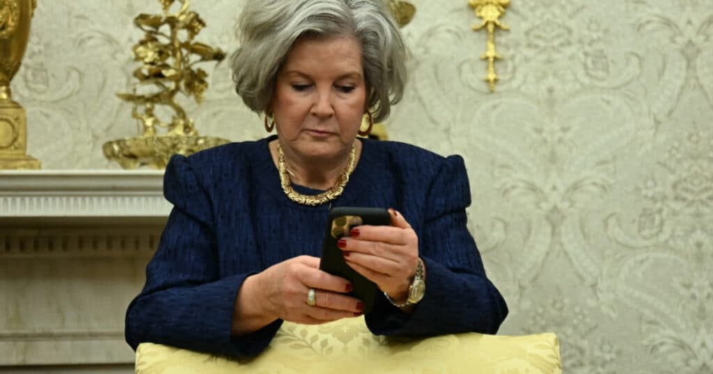 Alertă de securitate în echipa lui Trump. FBI investighează compromiterea telefonului șefei de personal de la Casa Albă.