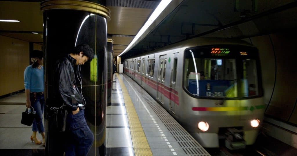 Alertă la metroul din Tokyo. Un bărbat a rănit mai multe persoane atacându-le cu un cuțit.