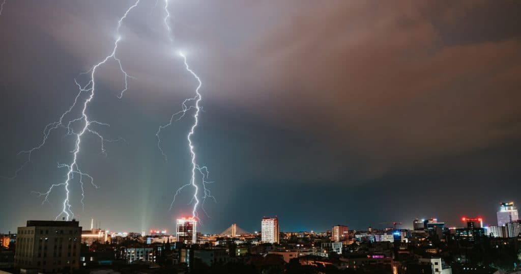 Alertă meteorologică: cod galben de furtuni în sud, averse torențiale în întreaga țară. ANM preconizează ninsori și o răcire bruscă a vremii în weekend.