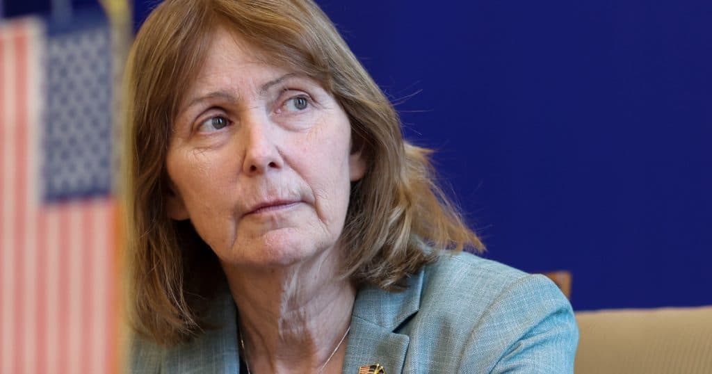 Ambasadoarea SUA la București, Kathleen Kavalec, se retrage, iar Michael Dickerson va ocupa funcția de Chargé d’affaires ad interim.