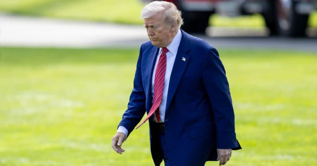 Analiștii contestă afirmațiile lui Donald Trump: „Amenințările președintelui nu vor determina producția de iPhone în SUA”