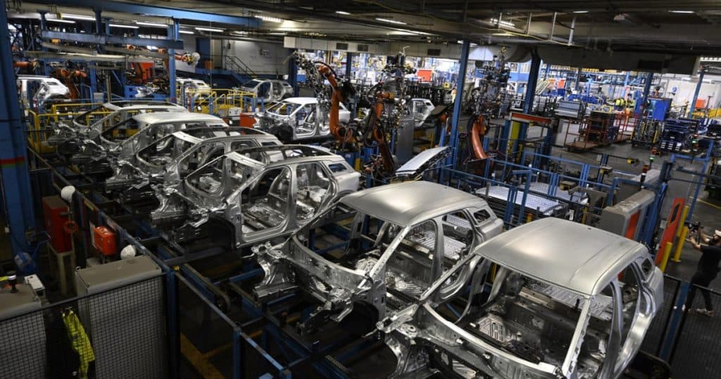 Analiză: Cum au reușit producătorii auto să se conformeze normelor privind emisiile de CO2 și să obțină succesul