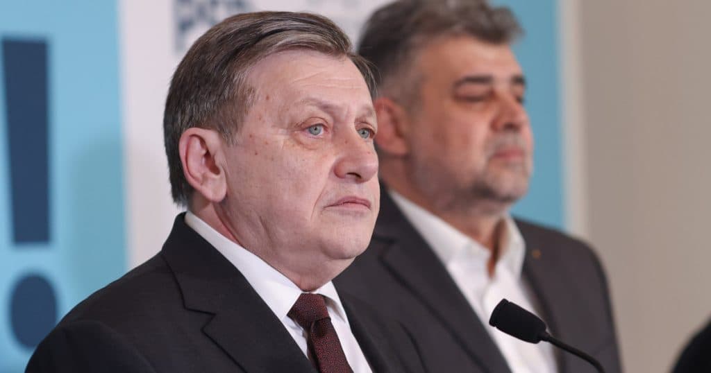 Analiză: Îndepărtarea lui Crin Antonescu, o nouă lovitură pentru coaliție. Guvernul Ciolacu, într-o situație mai vulnerabilă, conform Bloomberg.