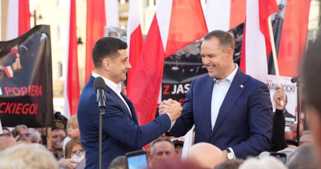Analiză Reuters referitoare la alegerile din România: MAGA se îndreaptă spre est. Candidatul preferat la președinție profita de avansul dreptei radicale.