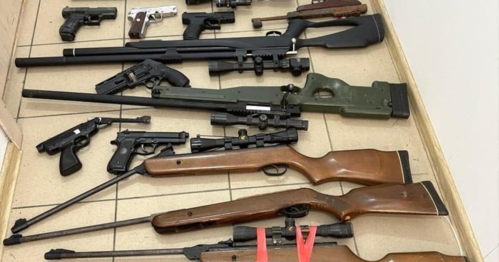 Arsenalul descoperit de polițiști în urma a 37 de percheziții în județul Brașov: zeci de arme, muniție și articole pirotehnice.