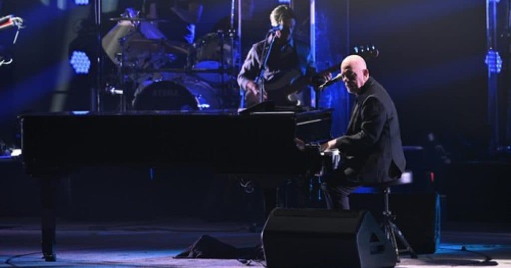 Billy Joel își suspendă concertele după ce a fost diagnosticat cu o afecțiune rară a creierului.