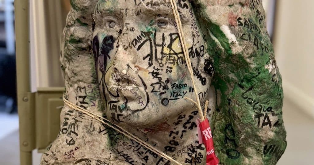 Bustul lui Jim Morrison, sustras de pe mormântul său acum 37 de ani, a fost descoperit întâmplător.