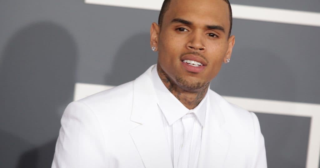 Cântărețul Chris Brown a fost reținut și acuzat de agresiune și vătămare corporală în Regatul Unit.