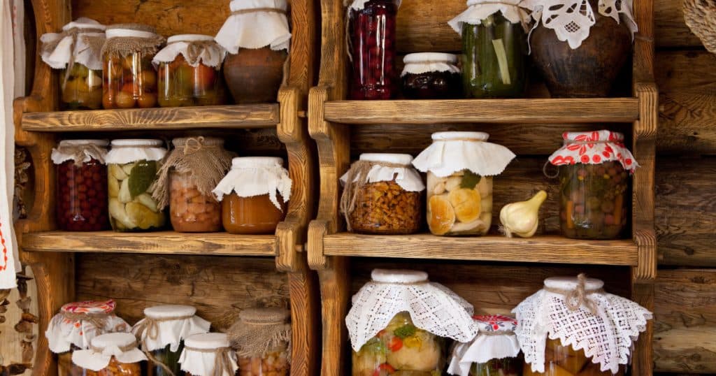 Caz de botulism în Dâmbovița: O femeie a fost internată după ce a consumat o conservă preparată în gospodărie. Ce simptome are