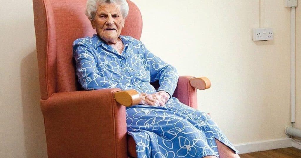 Cea mai în vârstă persoană din lume este o britanică. „Nu mă cert niciodată cu nimeni. Ascult și fac ceea ce îmi place.”
