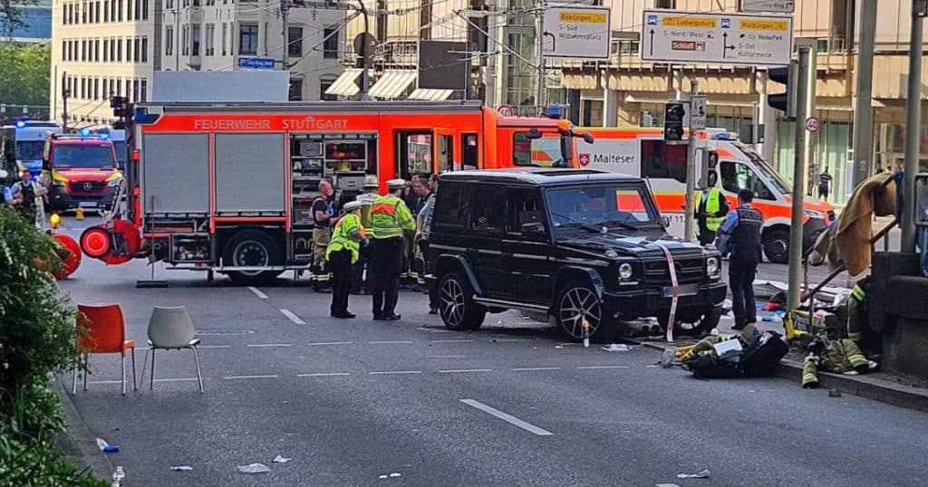 Cel puțin opt persoane au fost rănite după ce un autoturism a lovit pietonii într-o intersecție din orașul german Stuttgart.