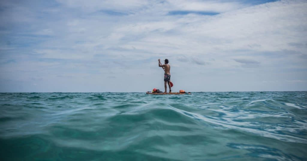 Cetățean francez reținut pentru intrare ilegală în Rusia cu o placă de surf cu vâslă, provenind din Estonia.