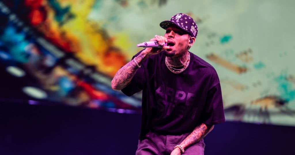 Chris Brown va rămâne în detenție până în mijlocul lunii iunie, fiind inculpat pentru vătămare corporală în Marea Britanie.