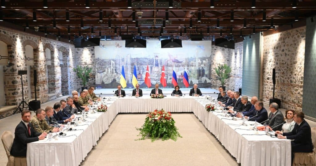 Condițiile impuse de ruși în negocierile de la Istanbul: Kievul trebuie să-și retragă trupele din toate regiunile ucrainene revendicate de Moscova.