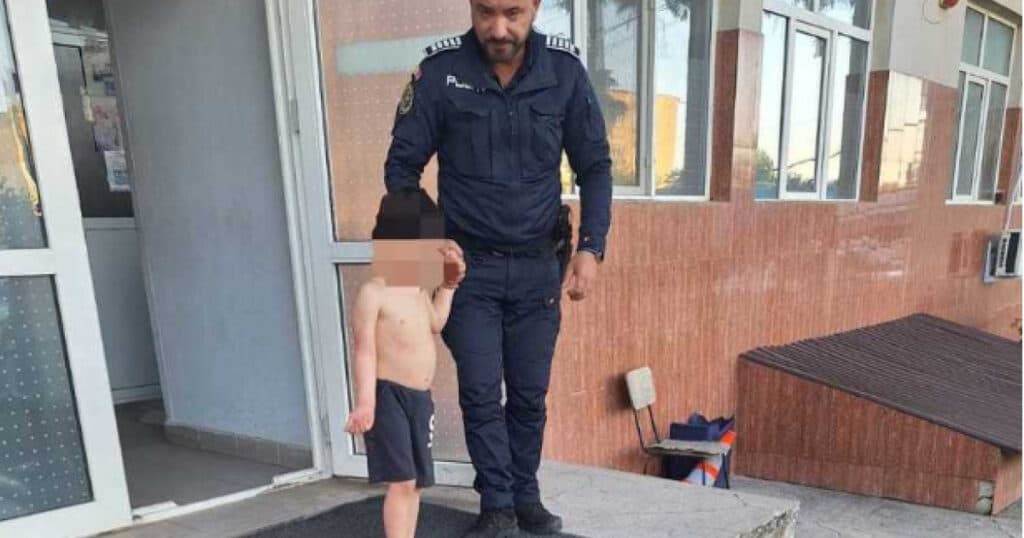 Un copil de 4 ani, descoperit pe stradă de polițiști fără haine, după ce a căzut de la etajul 1. Era confuz și nu știa cum să se întoarcă acasă.