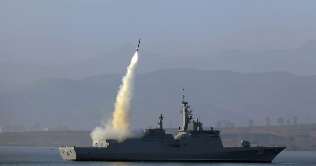 Coreea de Nord a realizat, cu sprijinul Rusiei, un distrugător capabil să lanseze rachete nucleare tactice, conform afirmațiilor din Seul.