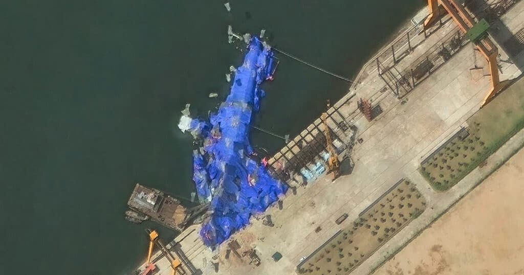 Coreea de Nord a lansat obiecte misterioase, similare baloanelor, în apropierea navei de război avariate pe 21 mai.