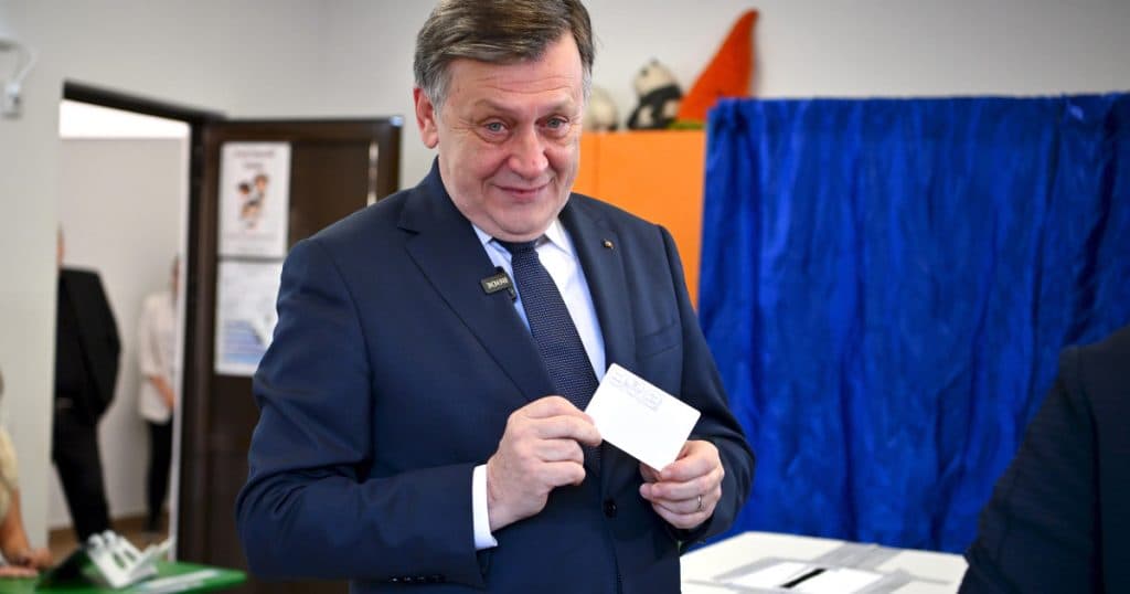 Crin Antonescu sugerează înființarea unui nou partid de dreapta. „Rețeaua securistico-propagandistică din spatele lui Dan a învins din nou”