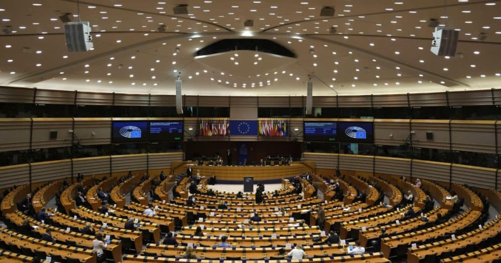 Cum obțineau firmele chineze din IT bunăvoința europarlamentarilor. Microfoane amplasate în loja stadionului Anderlecht, închiriată de Huawei.