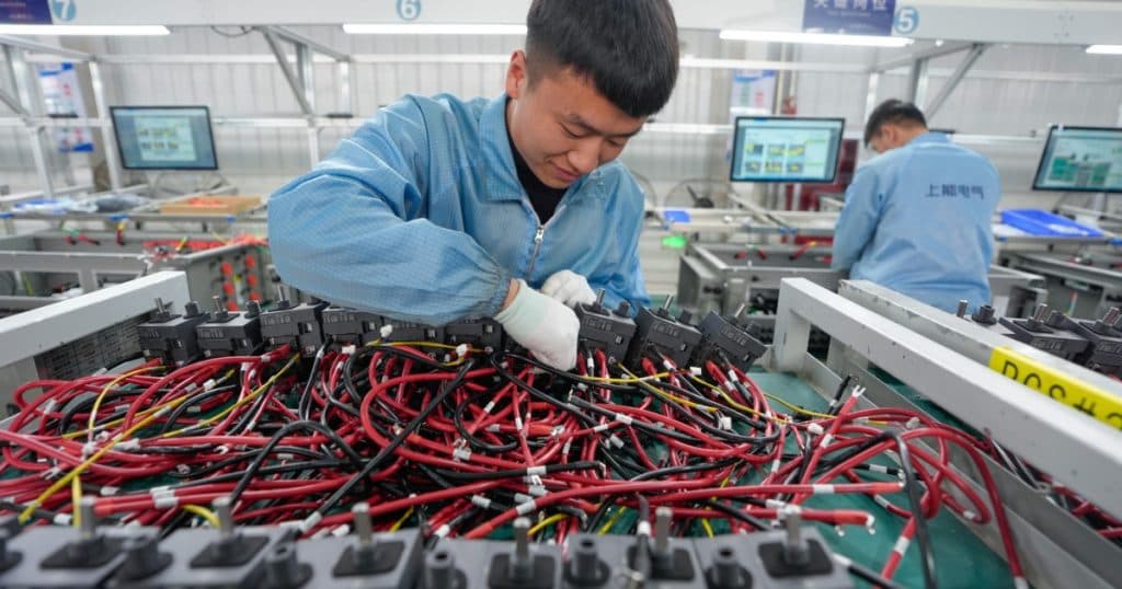 Dispozitive de comunicație ascunse în anumite invertoare chinezești pentru centralele fotovoltaice și eoliene utilizate în Europa
