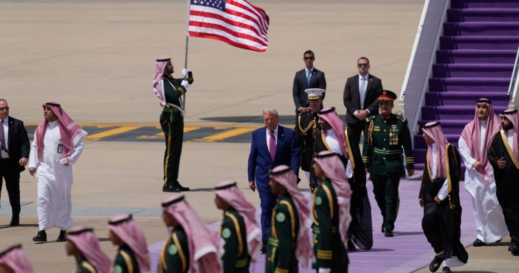 Donald Trump, întâmpinat cu onoruri regale în Arabia Saudită. Prima vizită internațională importantă din noul său mandat.