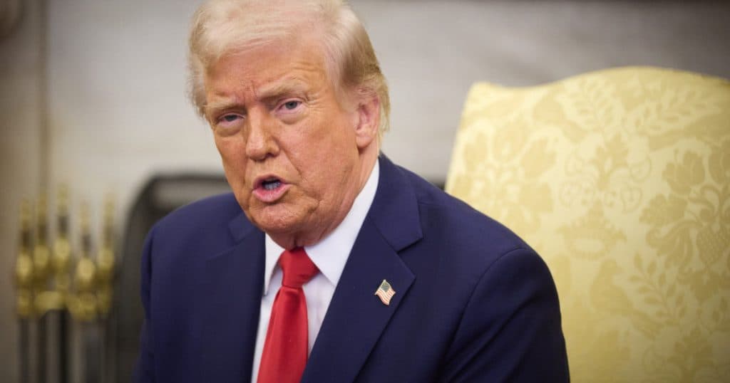 Donald Trump intenționează să acționeze în justiție New York Times. Președintele SUA acuză ziarul de intervenție în procesul electoral.