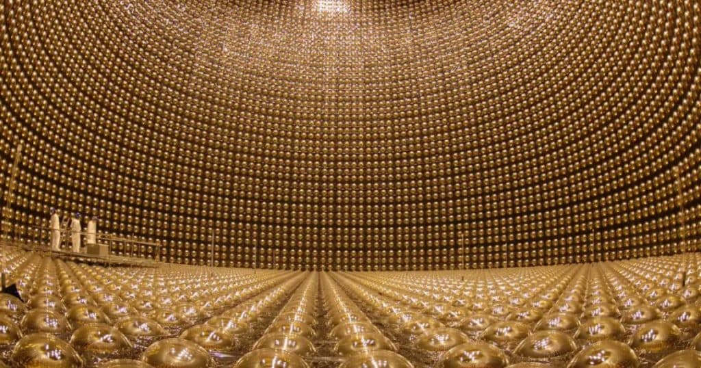Dune și Hyper-K: Două echipe rivale de cercetători au început competiția pentru a înțelege motivele existenței universului.