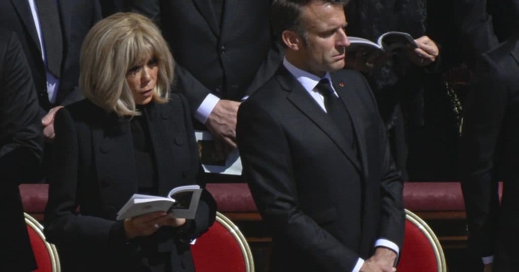 Emmanuel Macron, acuzat de implicare în alegerea noului papă în cadrul conclavului.
