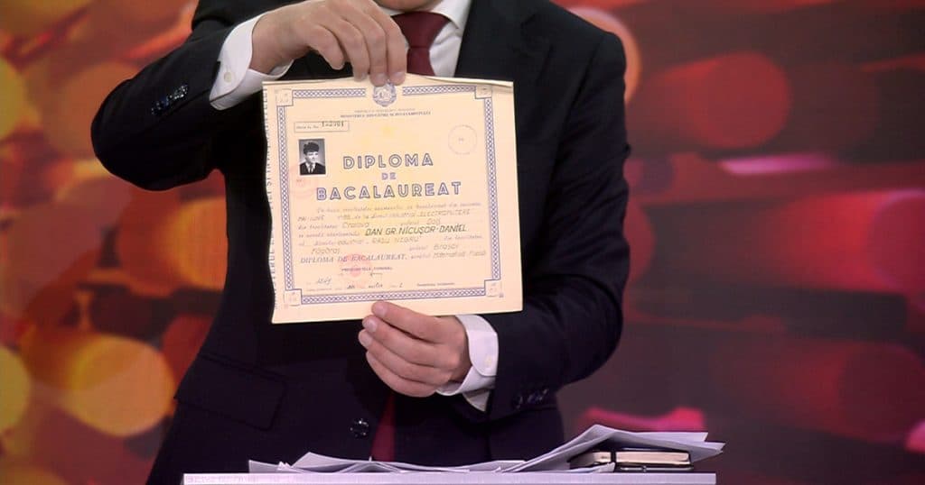 Nicușor Dan și-a prezentat diploma de Bacalaureat după ce a apărut un fals pe rețelele sociale. „Circulă o știre falsă grosolană”