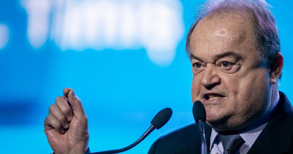 Un senator PNL acuză PSD că „joacă la două capete” și vorbește despre o posibilă alianță PSD-AUR pentru o nouă coaliție după alegeri.