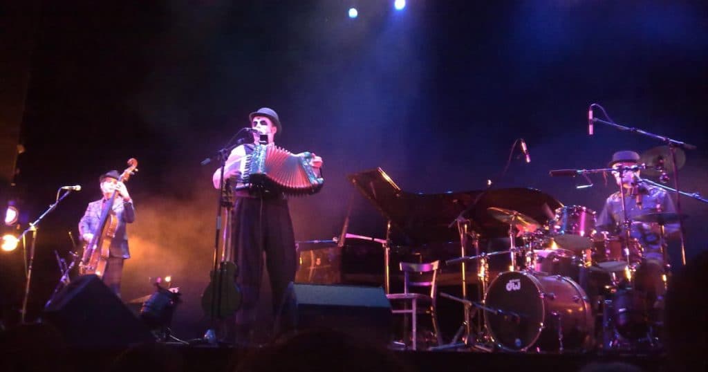 Formația britanică The Tiger Lillies transmite un mesaj tranșant referitor la alegerile prezidențiale din România și la „ambițiile imperialistului Putin”