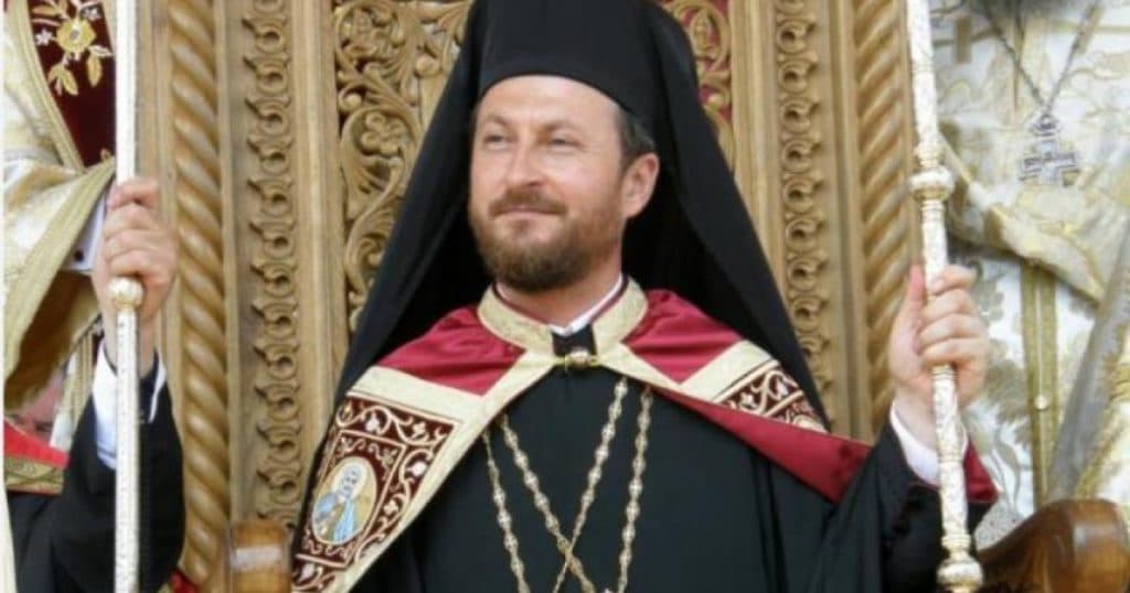 Fostul episcop al Huşilor, condamnat pentru viol, a fost preluat de poliţişti de la Mănăstirea Văratec.