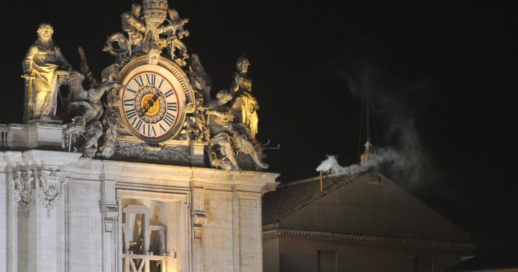 Chimia din spatele semnalului de fum transmis în timpul alegerii papei. Care este motivul pentru care Vaticanul utilizează această metodă?