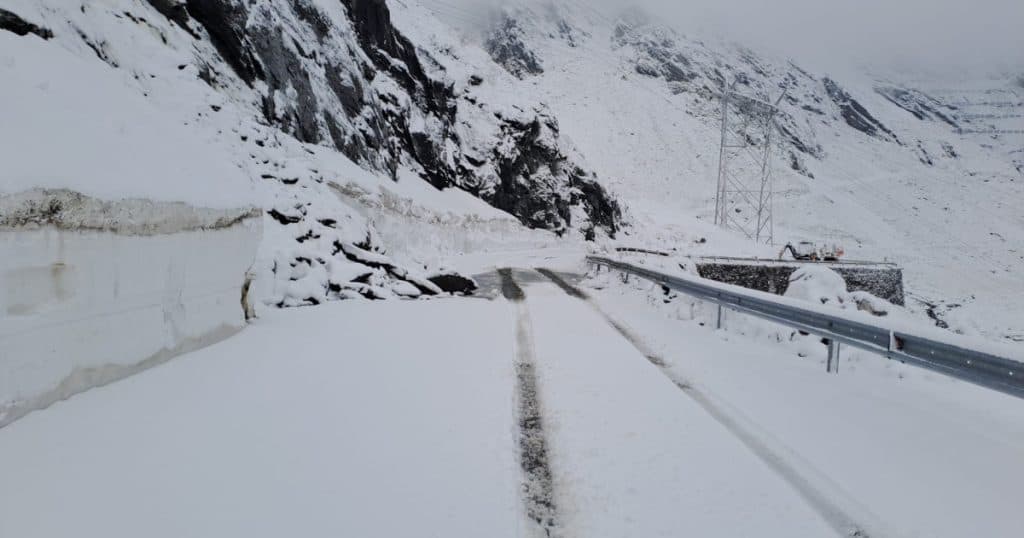 Ninsori pe Transfăgărășan: s-a depus un nou strat de zăpadă. DRDP Brașov anunță când ar putea fi deschis traficul.