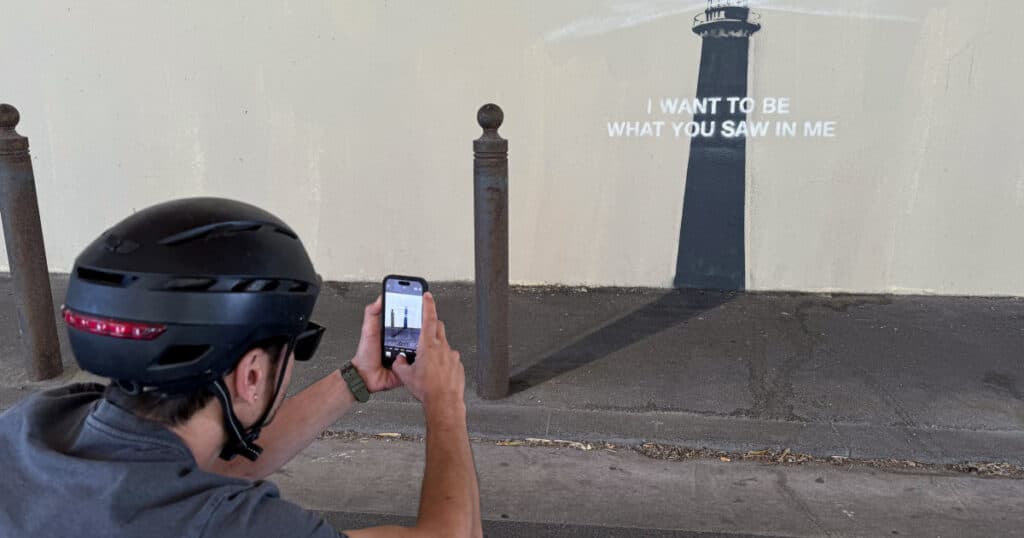 O nouă lucrare a lui Banksy a fost dezvăluită pe o stradă din Marsilia: „Vreau să fiu ceea ce ai văzut în mine”