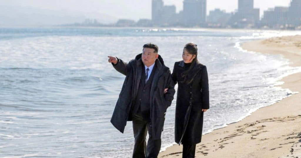 Kim Jong Un inaugurează un mega-complex turistic în Coreea de Nord, însă nu este clar cum va umple miile de camere ale stațiunii.