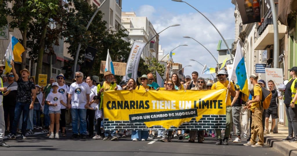 Mii de spanioli au protestat împotriva turismului excesiv în Insulele Canare. „Este un colaps total”