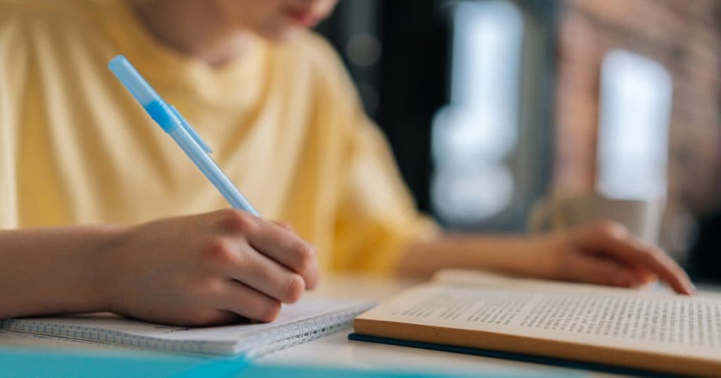 Cele mai frecvente greșeli gramaticale în limba română. Confuzia dintre „fi” și „fii”. Corectitudinea expresiei „sărut mana” sau „sărutmâna”
