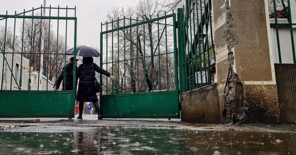 HARTĂ Ploi torențiale și vijelii în diverse județe din țară, inclusiv în Capitală. Meteorologii au emis cod portocaliu.