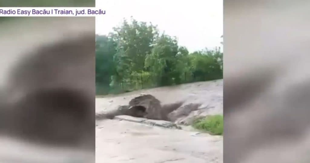 Imaginile distrugerilor cauzate de ploile torențiale cu grindină: Case, mașini, drumuri și fântâni au fost afectate de apele tumultoase.