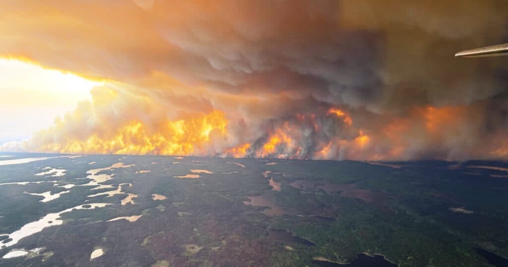 Incendiile de vegetație necontrolate din Canada obligă mii de persoane să își părăsească locuințele: „Avem nevoie de ploi”