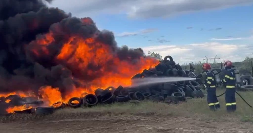 Incendiu de amploare în Galaţi: 500 de anvelope în flăcări. A fost transmis mesaj RO-Alert din cauza fumului dens.