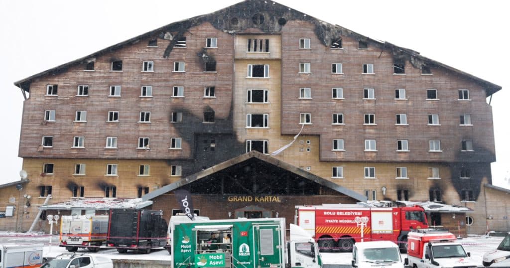 Incendiul devastator din Turcia soldat cu 78 de decese: Procurorii solicită condamnarea a 32 de indivizi pentru omor și neglijență intenționată.