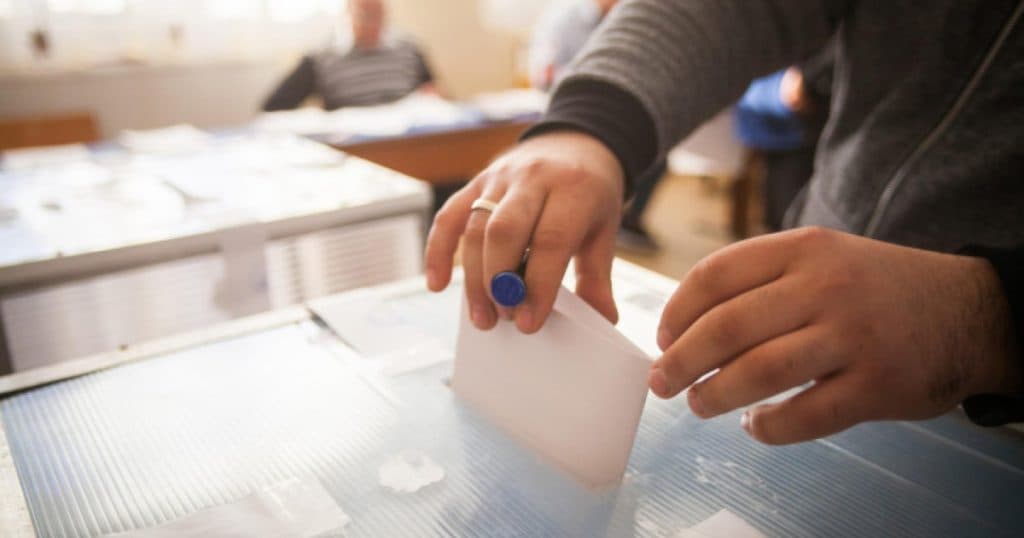 Într-o secție din Alba Iulia, primarul anunță că voturile lui Nicușor Dan și George Simion au fost inversate.