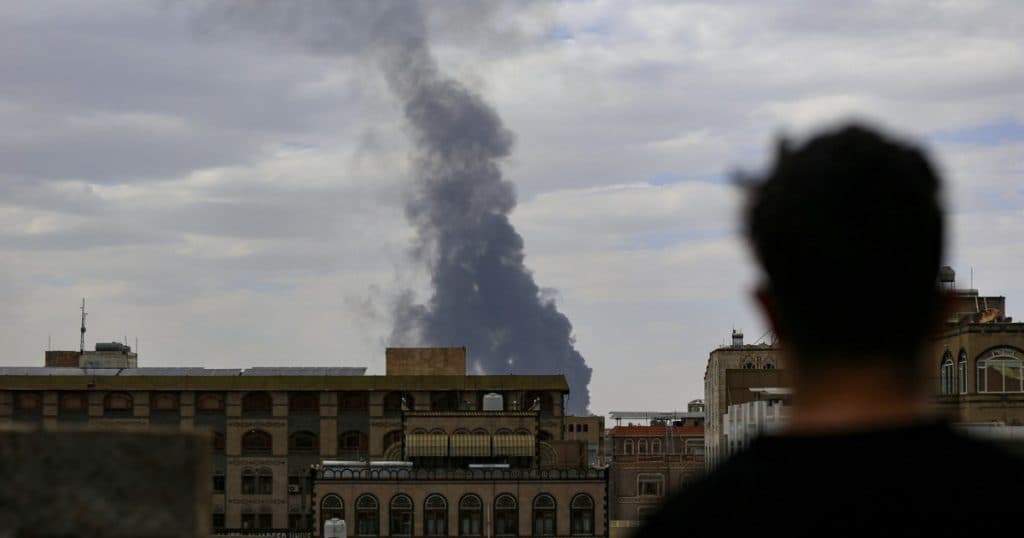 Israel a atacat principalul aeroport din Sanaa, capitala Yemenului. Rebelii Houthi amenință cu răzbunare.